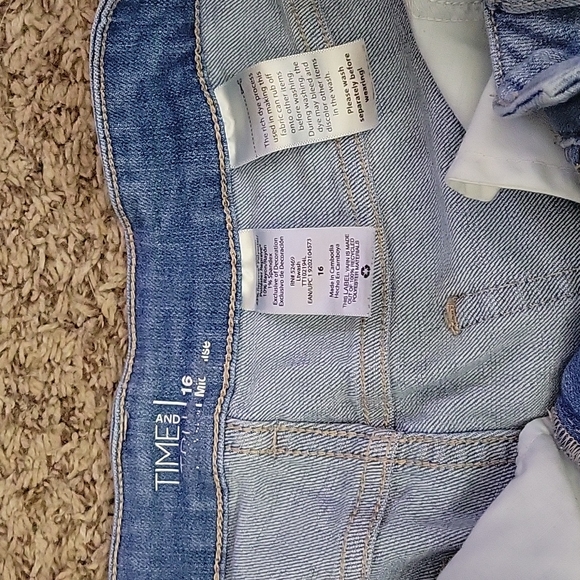 Mid rise shorts - Picture 2 of 3